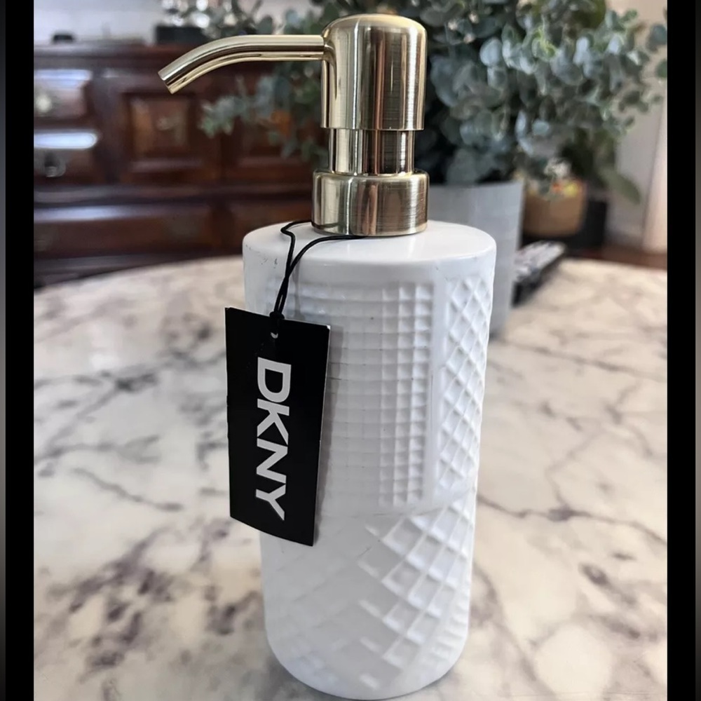 NEW DKNY WHITE CERAMIC BATHROOM SOAP DISPENSER,POLISHED GOLD PUMP